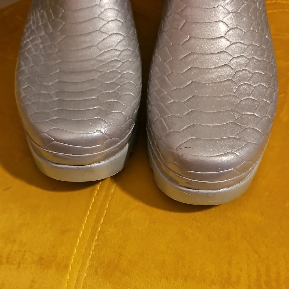 Elegant Stuart Weitzman Crocodile Pattern Rubber Rain/Snow Boots - Picture 7 of 7